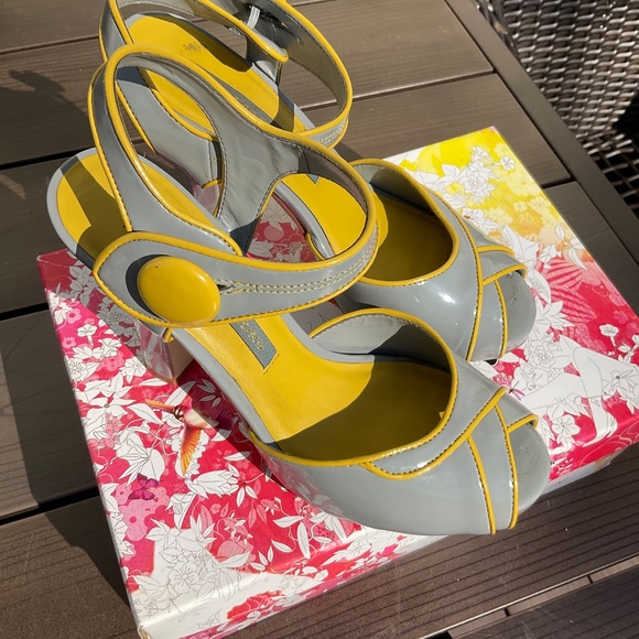 Chinese Laundry Tootsy Patent Pump - Picture 3 of 5